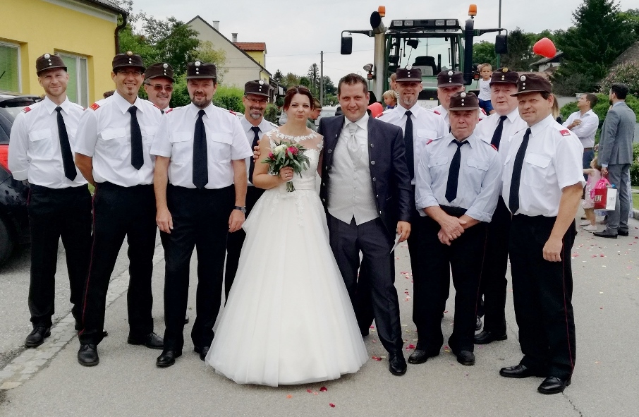 Das Hochzeitspaar mit den Kameraden der Feuerwehr