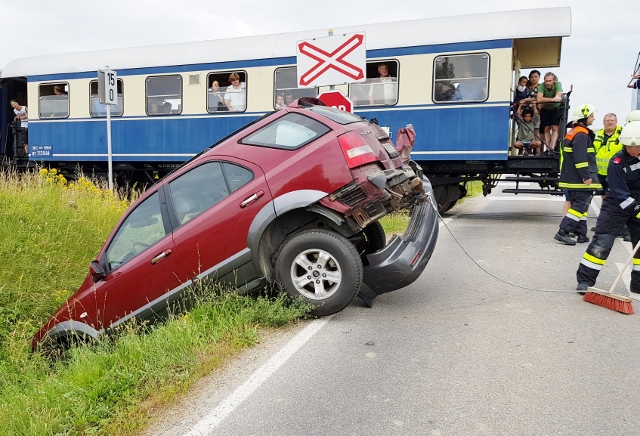 Das Unfallauto lag nach der Kollision mit der Bahn im Graben