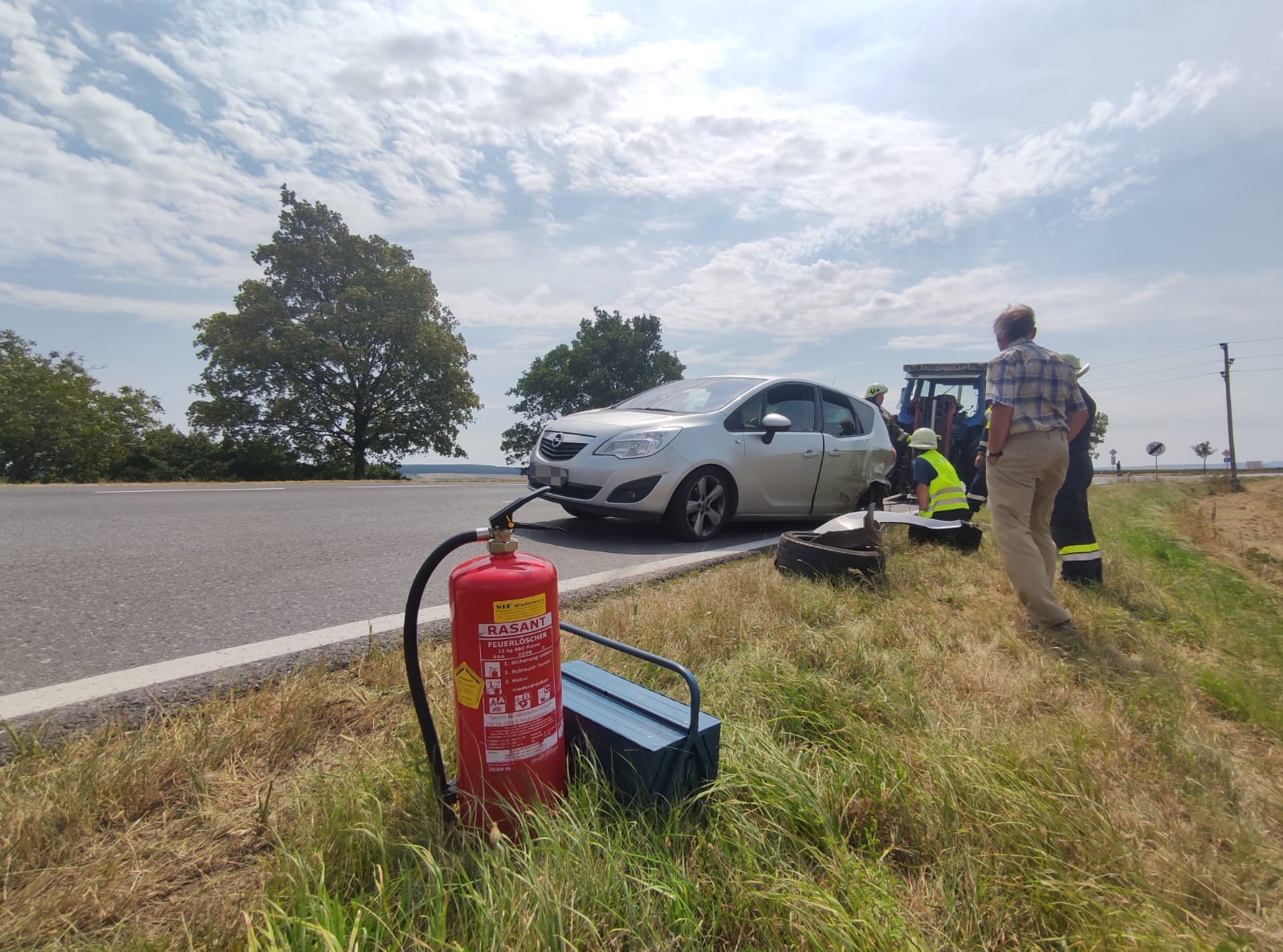 Das Feuerwehrauto vor der Gararage