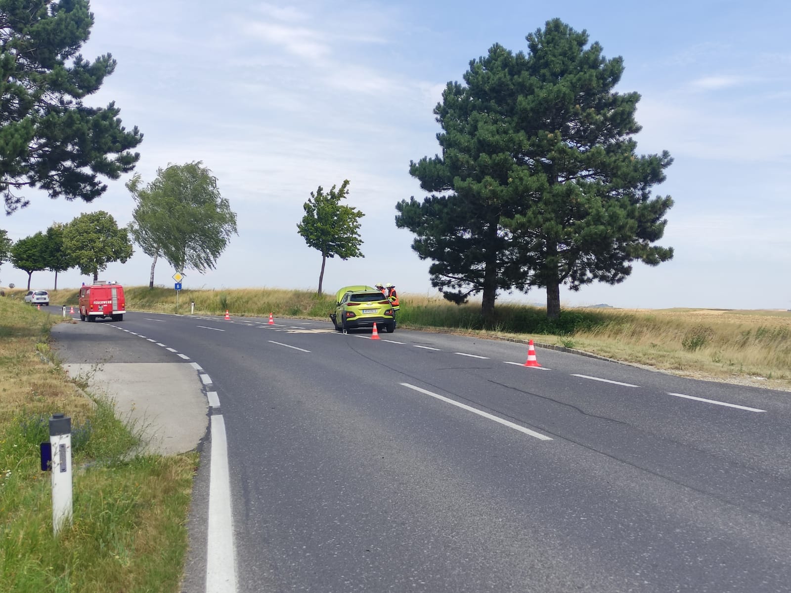 Das Feuerwehrauto vor der Gararage