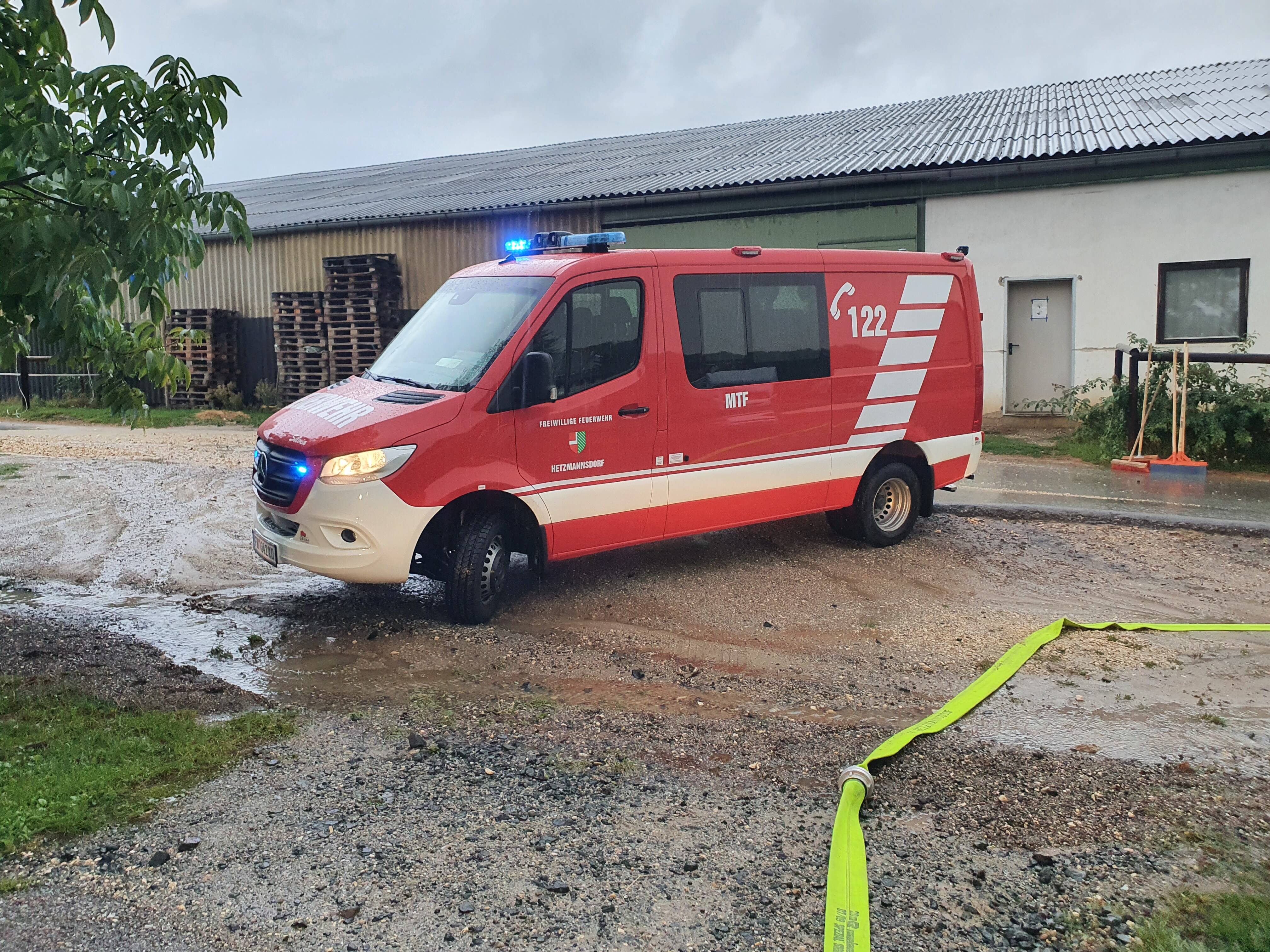 Das Feuerwehrauto vor der Gararage