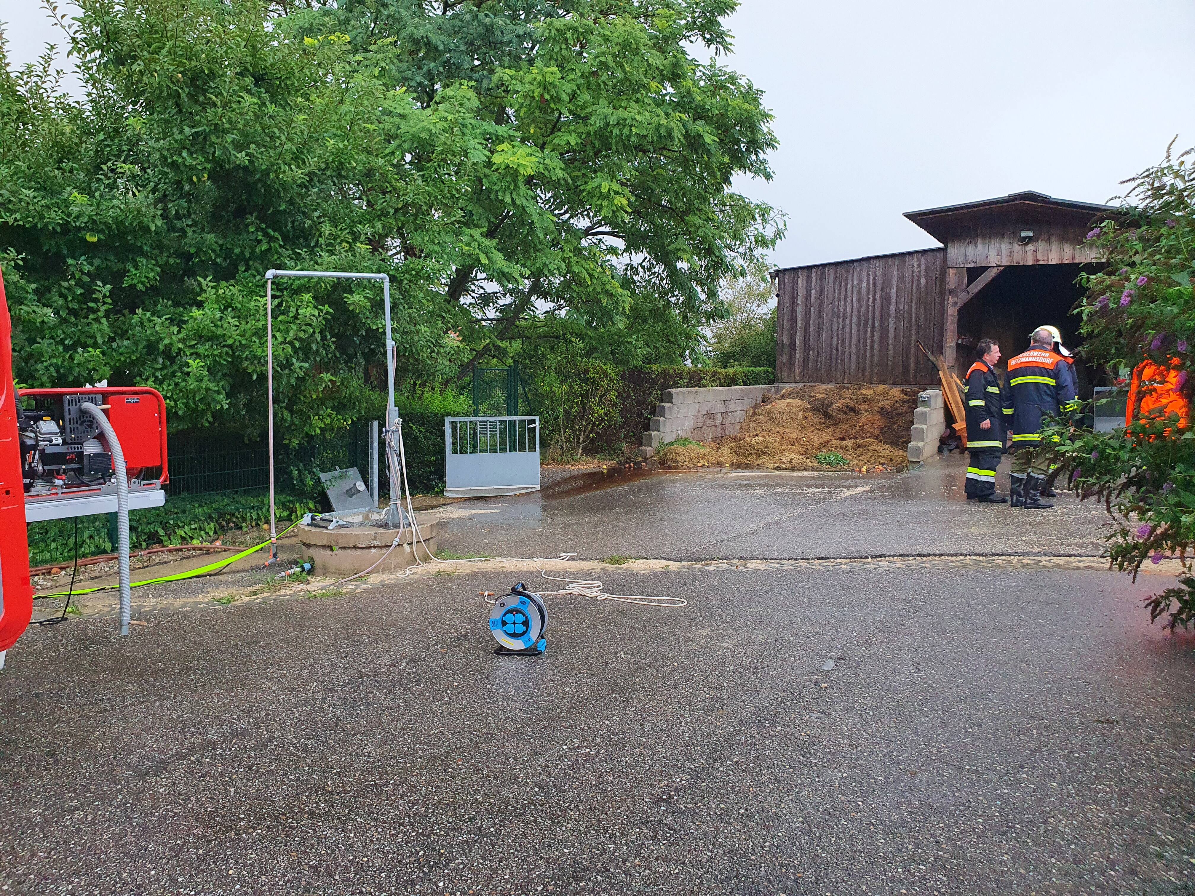 Das Feuerwehrauto vor der Gararage