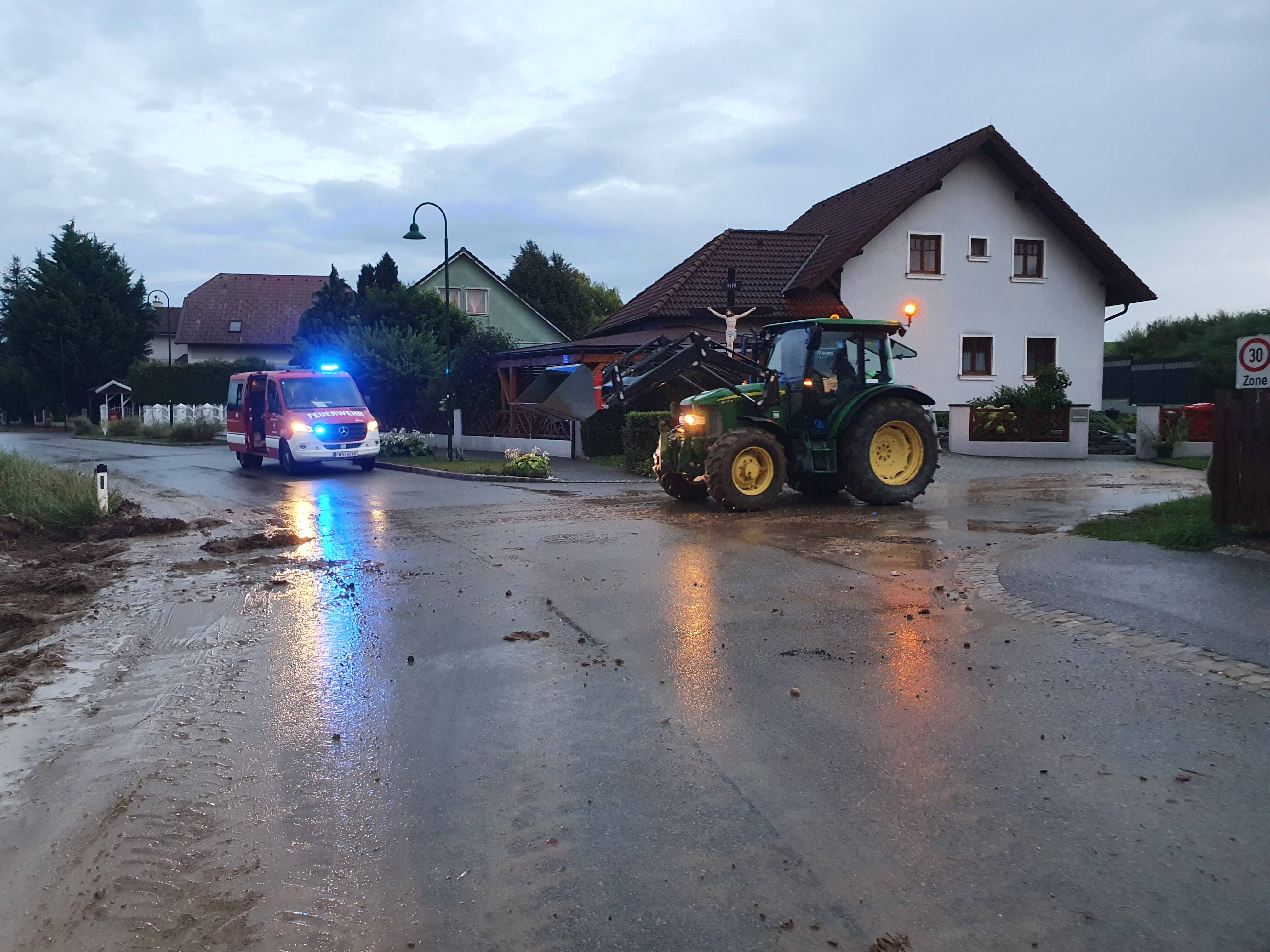 Das Feuerwehrauto vor der Gararage