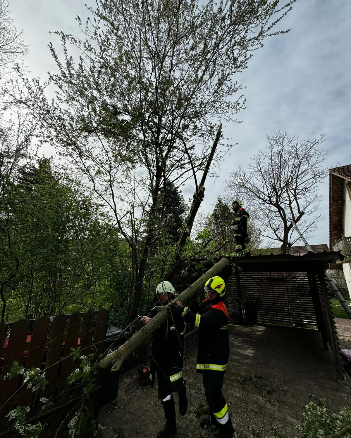 Das Feuerwehrauto vor der Gararage