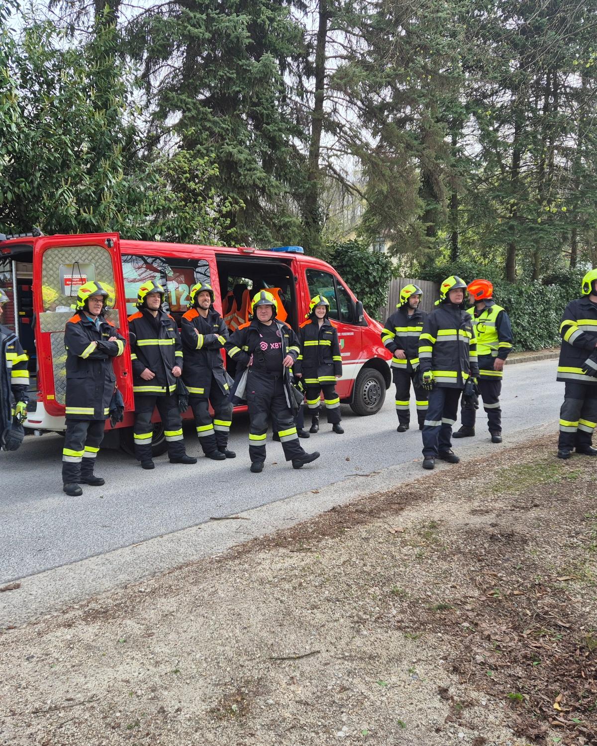 Das Feuerwehrauto vor der Gararage