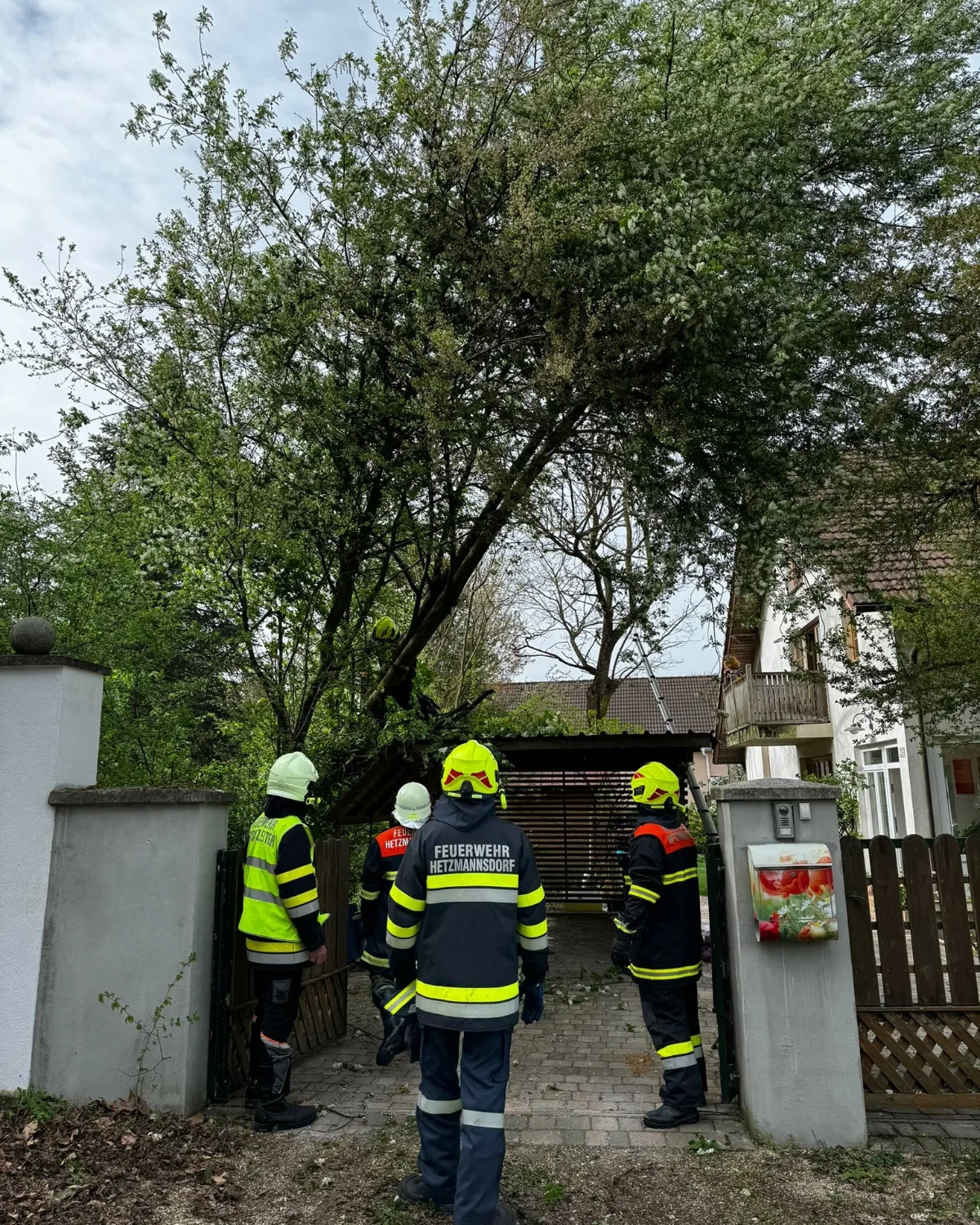 Das Feuerwehrauto vor der Gararage