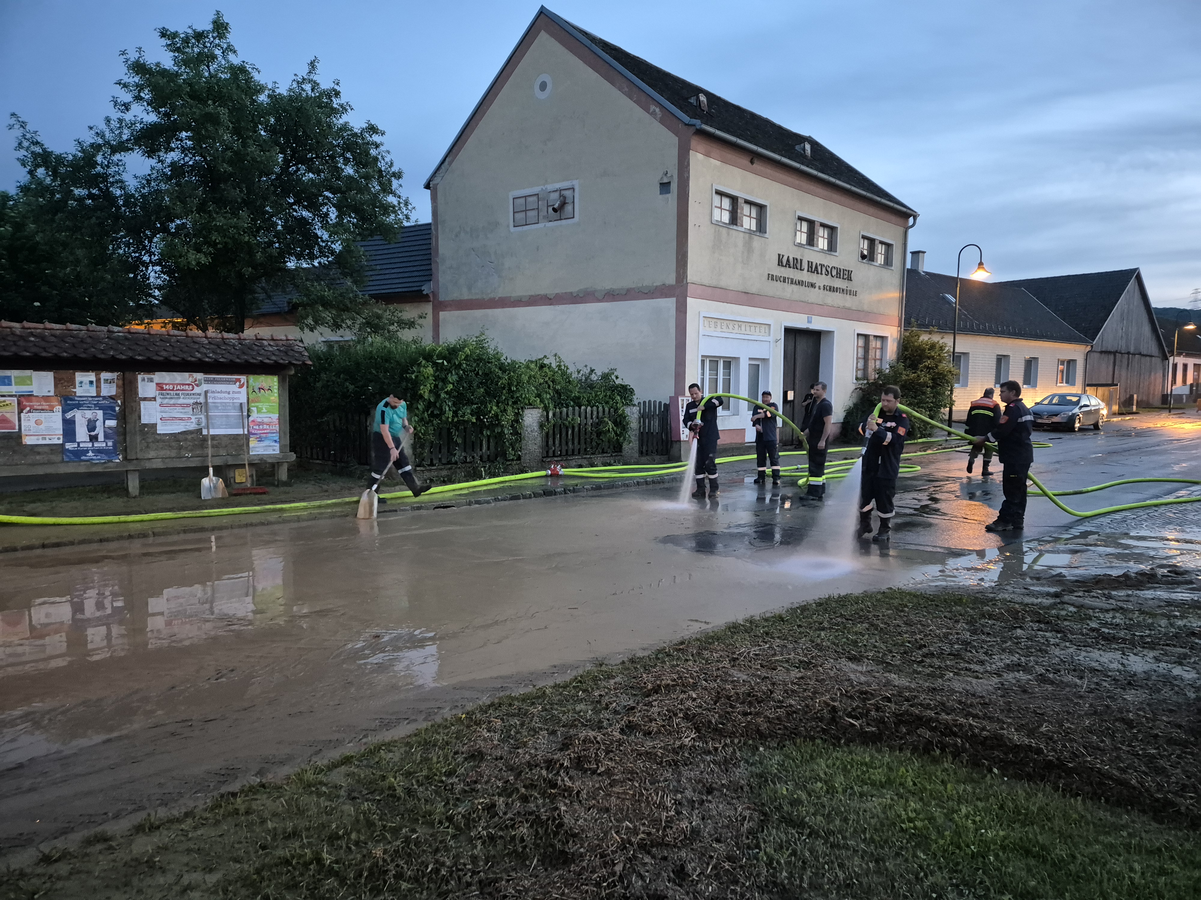 Das Feuerwehrauto vor der Gararage
