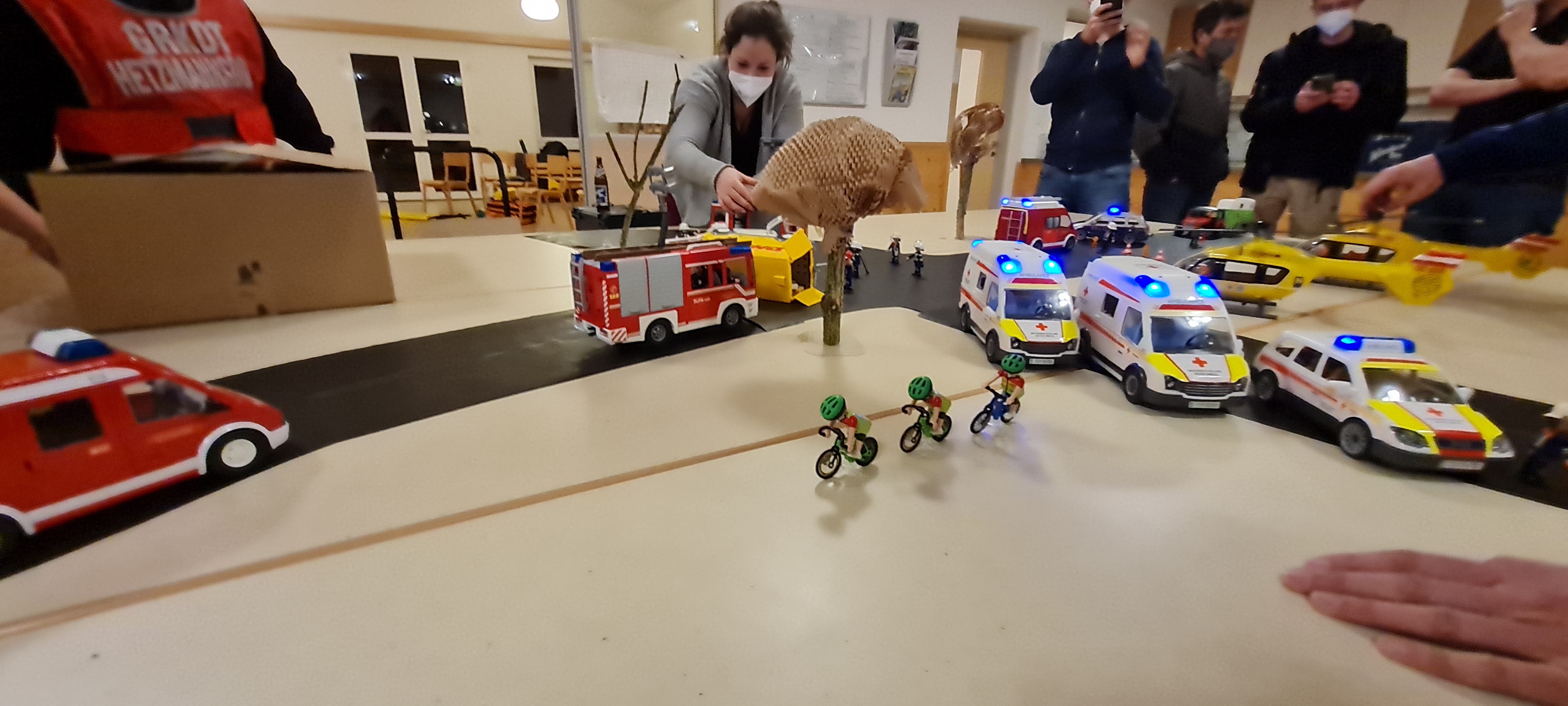 Das Feuerwehrauto vor der Gararage