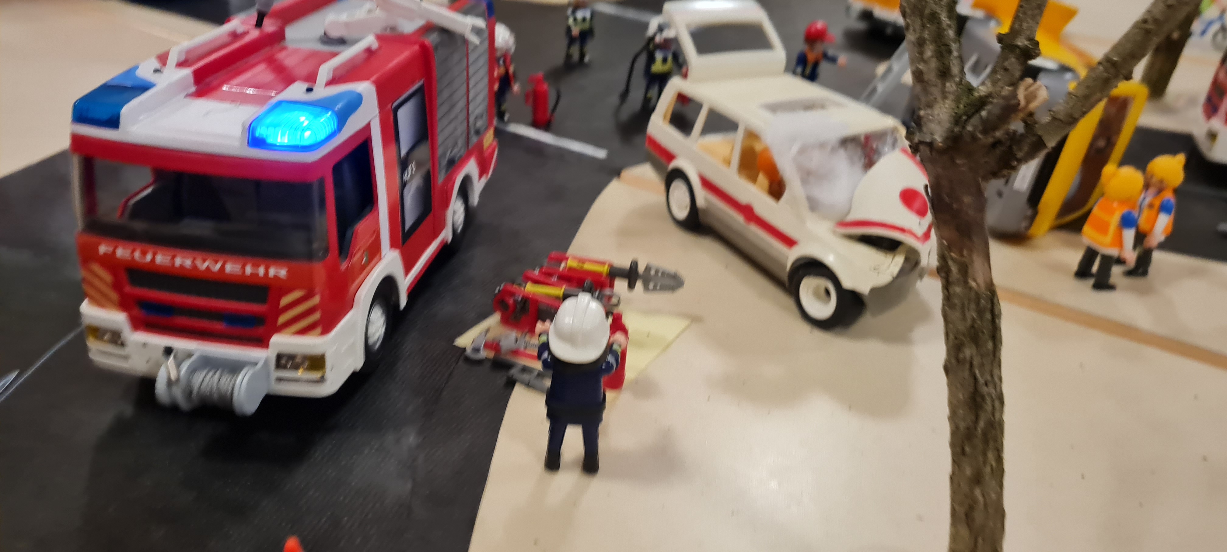Das Feuerwehrauto vor der Gararage