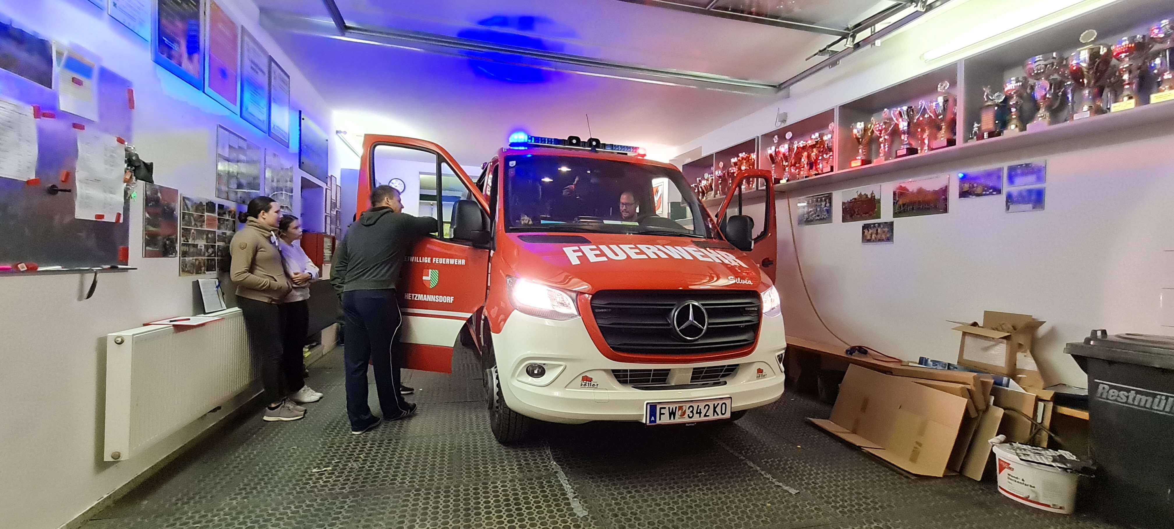 Das Feuerwehrauto vor der Gararage
