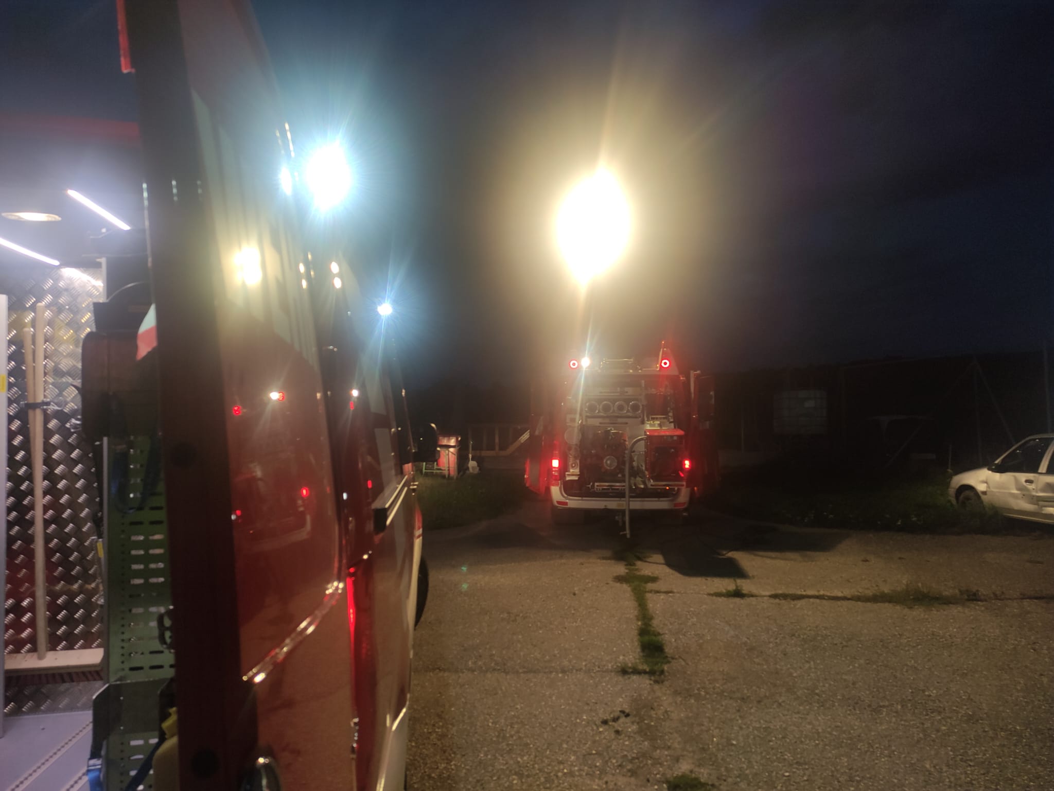 Das Feuerwehrauto vor der Gararage