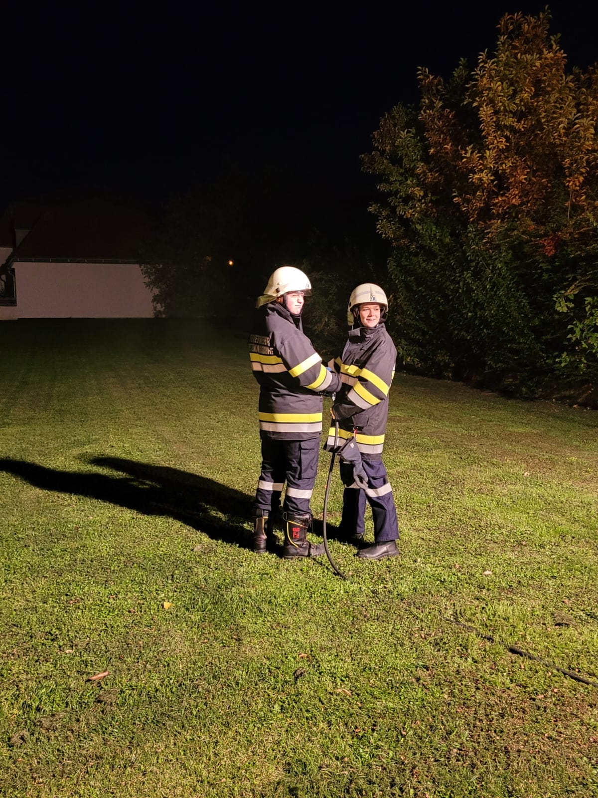 Das Feuerwehrauto vor der Gararage