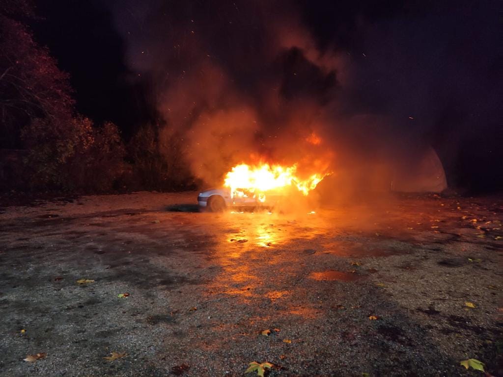 Das Feuerwehrauto vor der Gararage