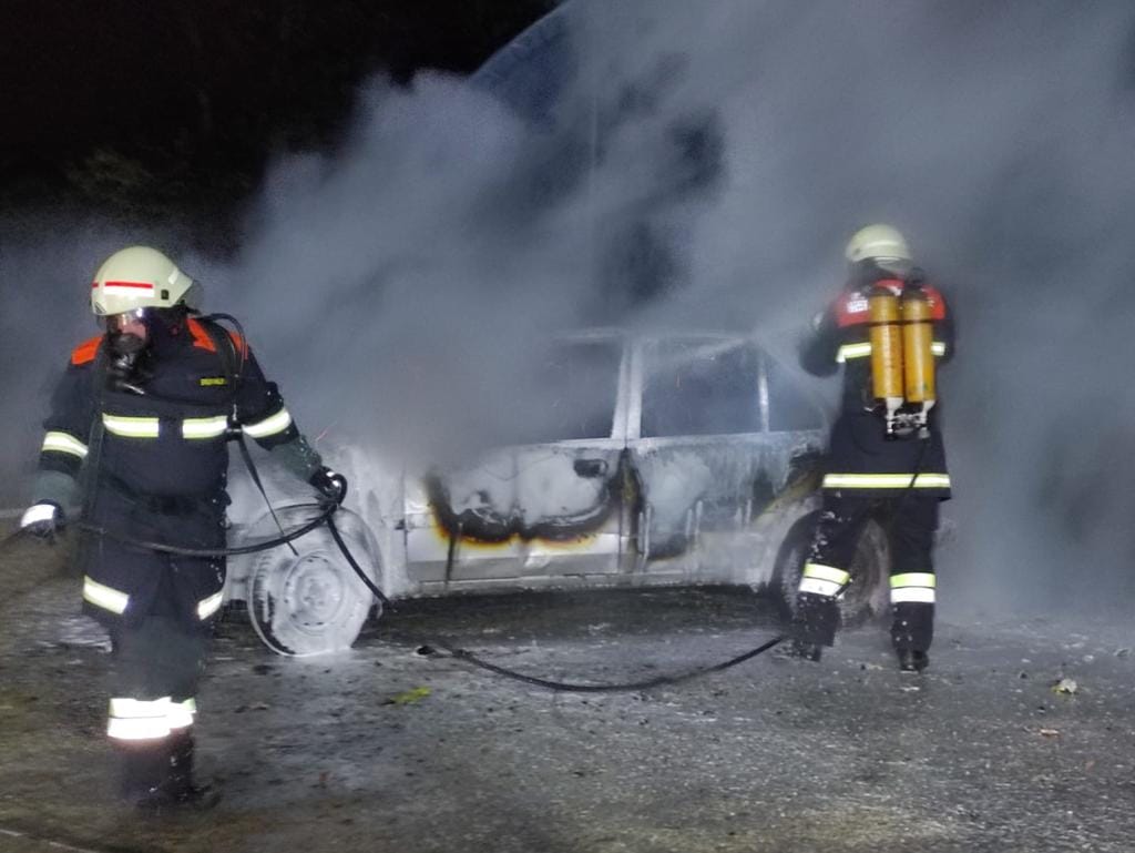 Das Feuerwehrauto vor der Gararage