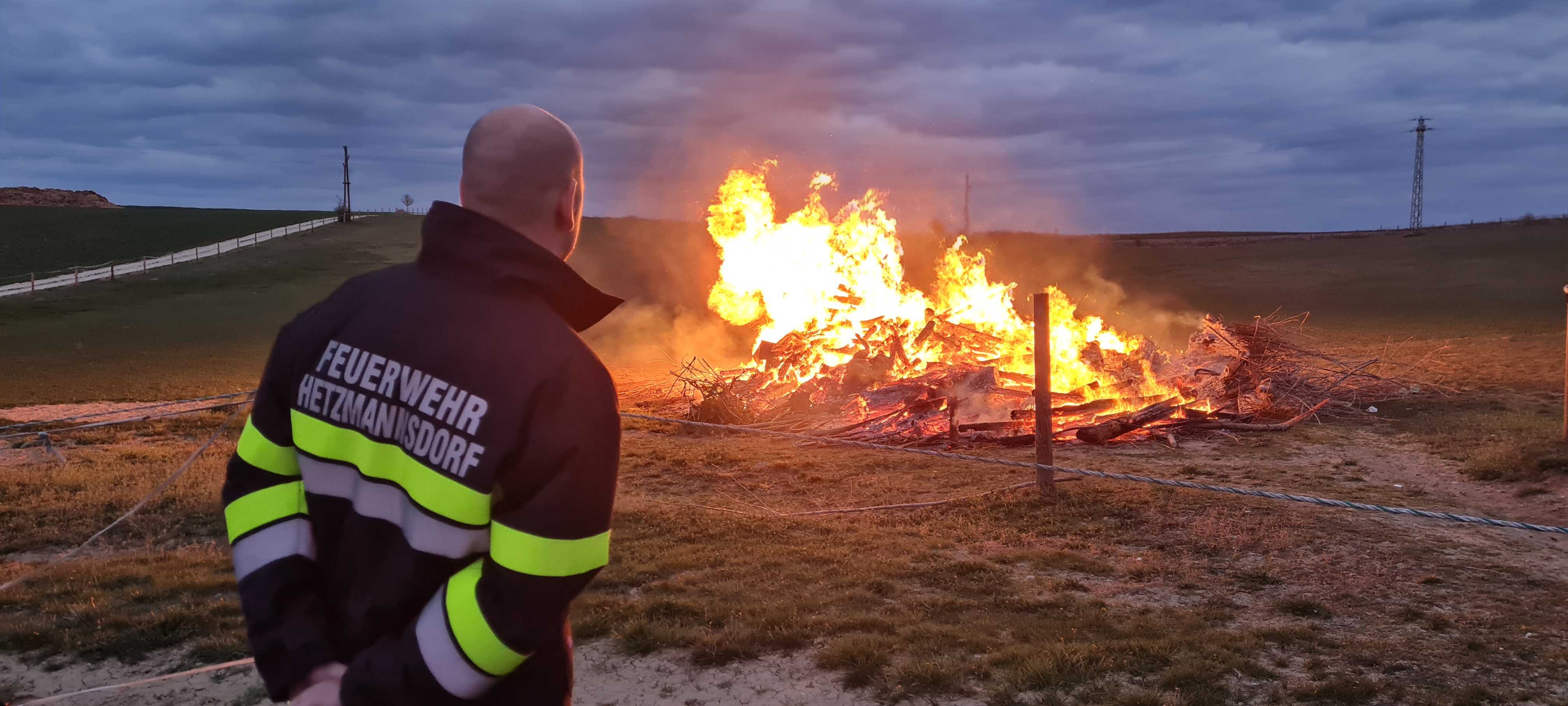 Das Feuerwehrauto vor der Gararage