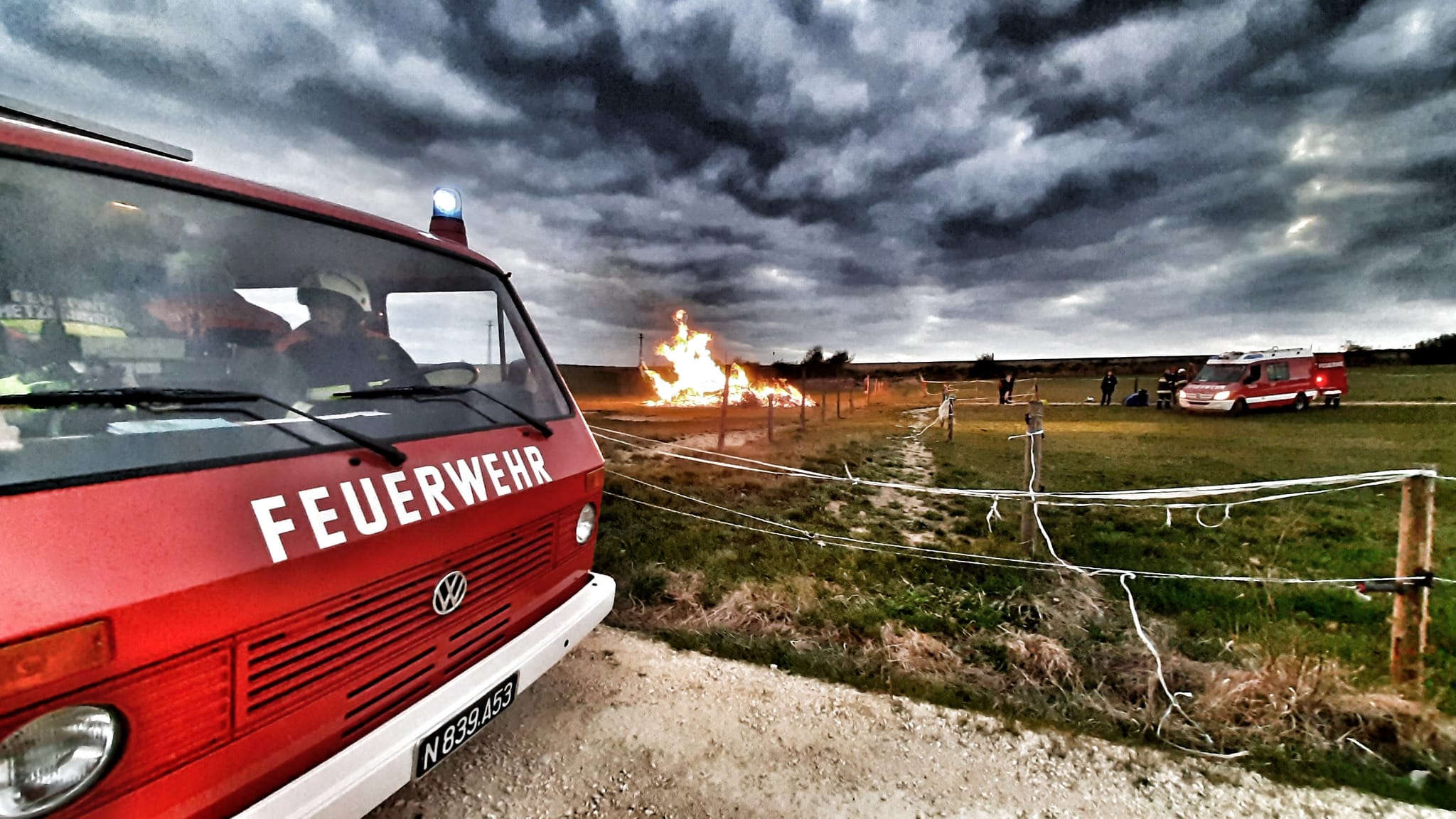 Das Feuerwehrauto vor der Gararage