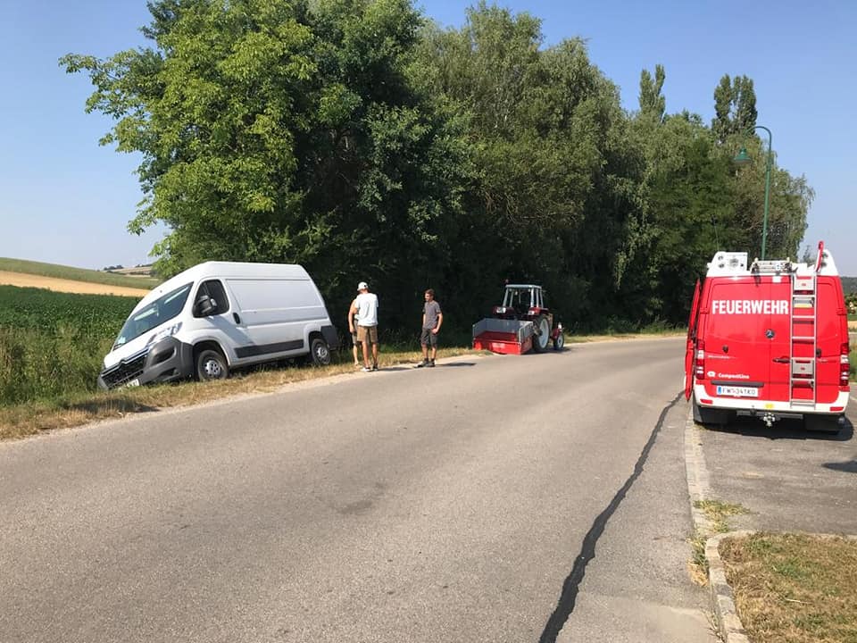 Das Feuerwehrauto vor der Gararage