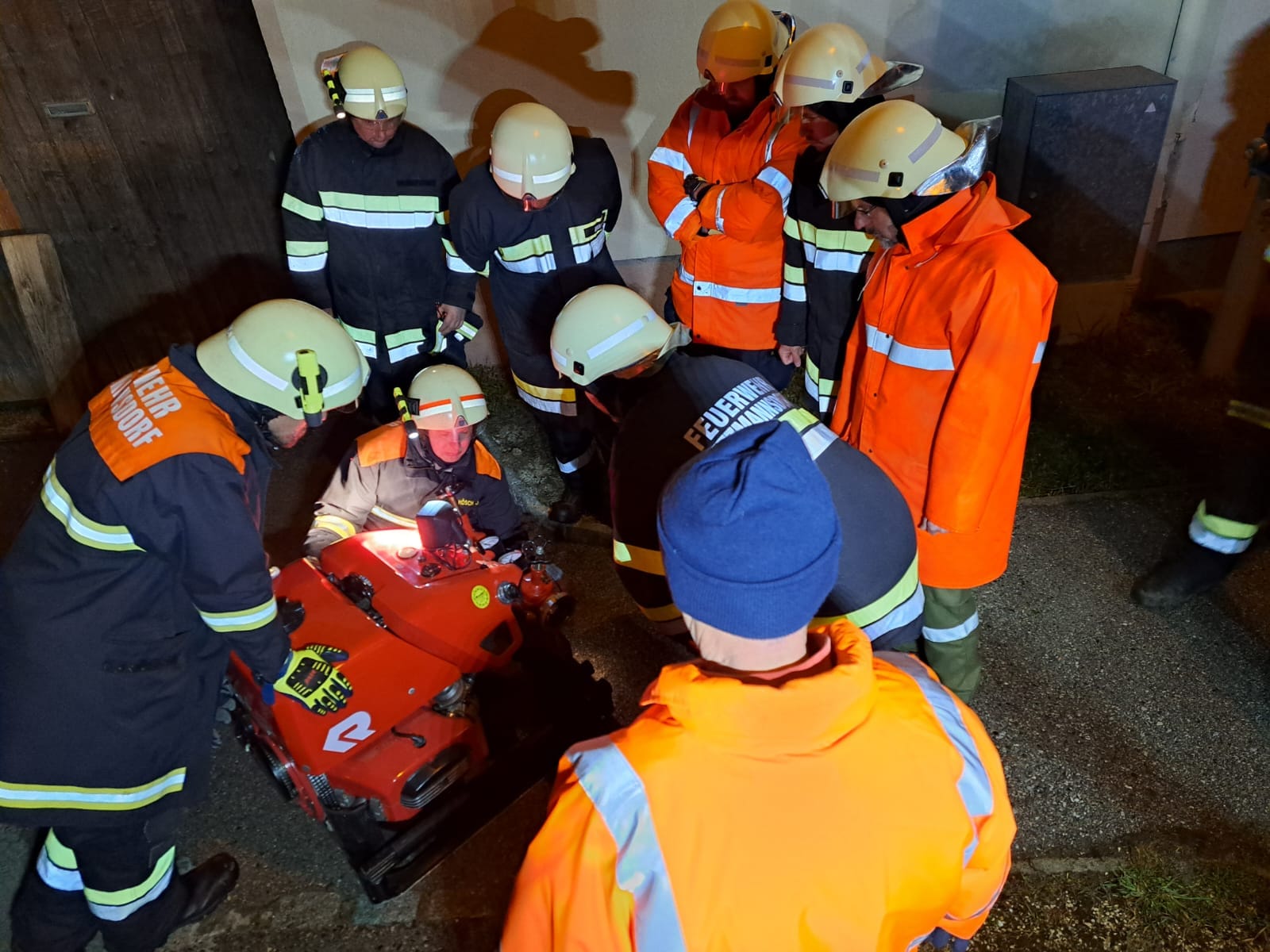 Das Feuerwehrauto vor der Gararage