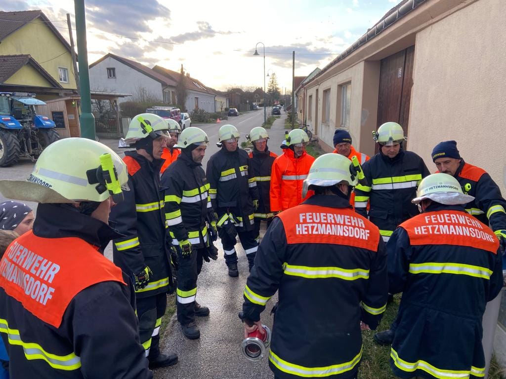 Das Feuerwehrauto vor der Gararage