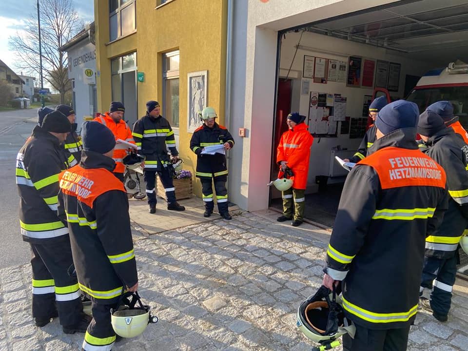 Das Feuerwehrauto vor der Gararage